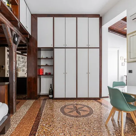 Casa De' Falegnami, Nel Cuore Di * بولونيا